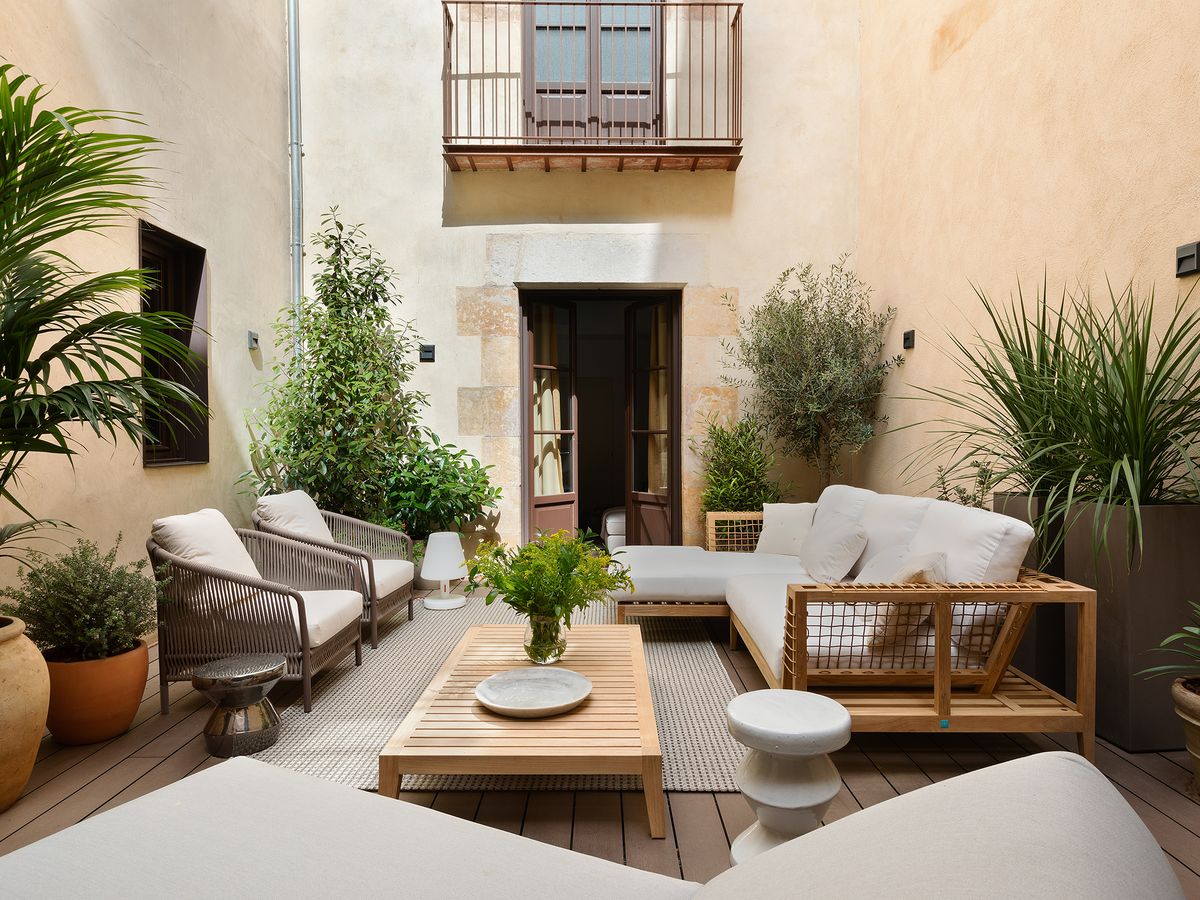 ropa idioma Para editar Un piso con patio de estilo mediterráneo en tonos cálidos