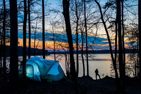 gün batımında uwharrie ulusal ormanında kamp yapan kuzey carolina ncpn badin gölünü ziyaret edin