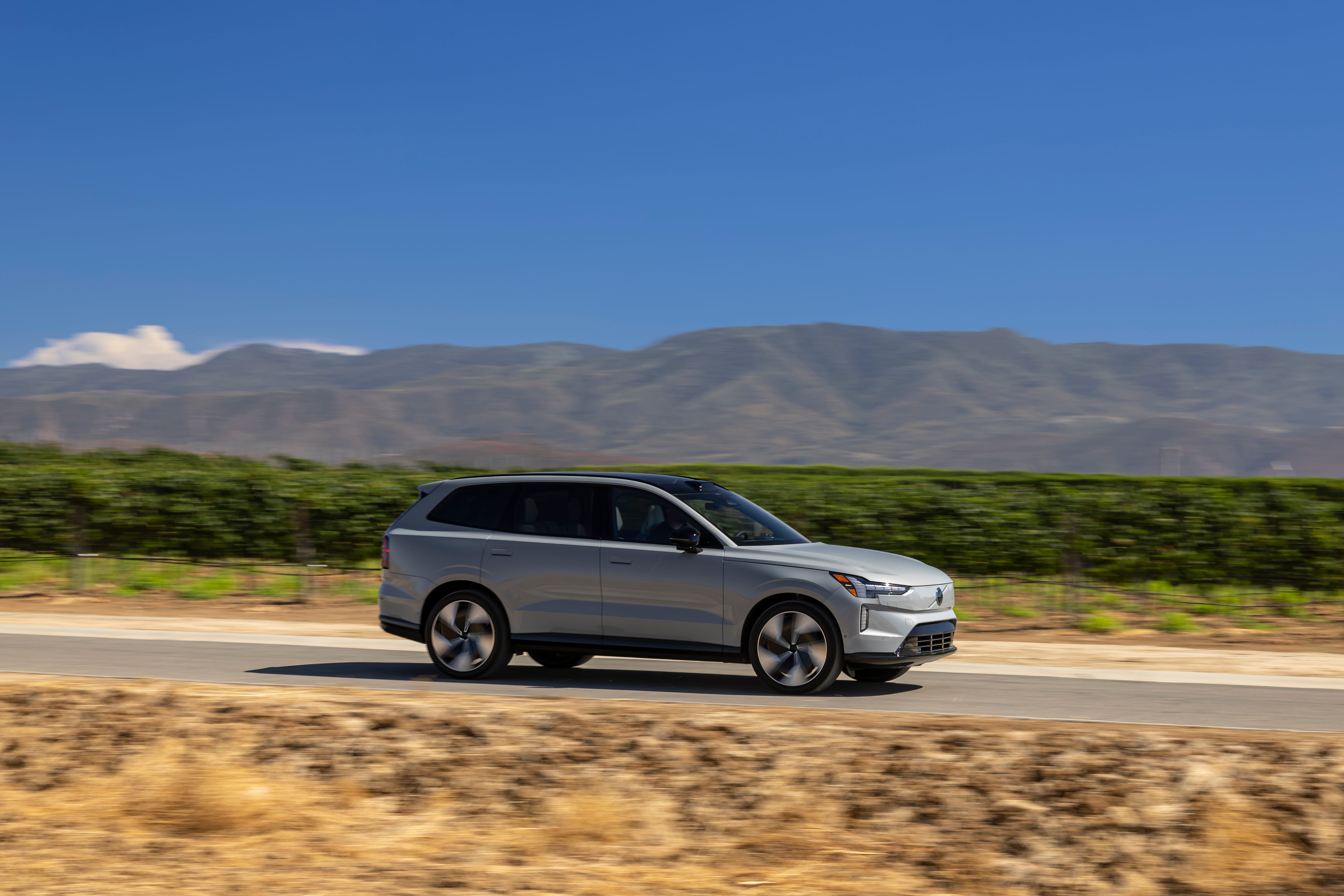 2025 Volvo EX90 Electric SUV Has Big Aspirations and Small Hiccups