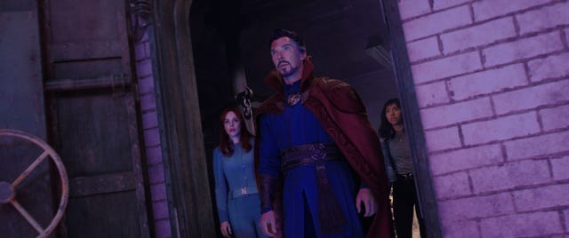 lr rachel mcadams dr christine palmer olarak, dr stephen garip olarak benedict cumberbatch ve marvel studios'un doktoru olarak amerika chavez olarak xochitl gomez çılgınlığın çoklu evreninde garip fotoğraf marvel studios'un izniyle ©marvel studios 2022 tüm hakları saklıdır