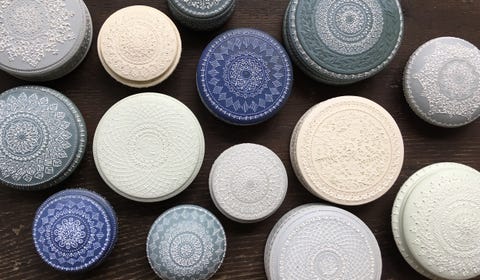 繊細なモチーフ、グレイッシュな色彩。甘く愛しいアラベスク|陶芸作家