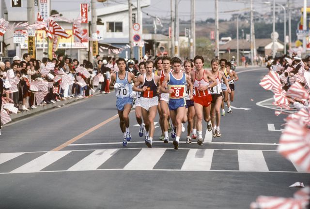 varios corredores japoneses corren la maratón de fukuoka de 1981 entre el ánimo del público nipón