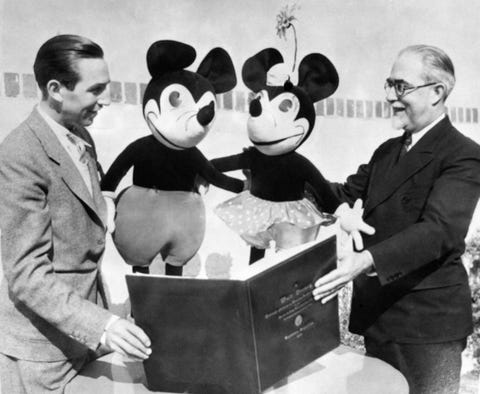Walt Disney Présentant Mickey Mouse