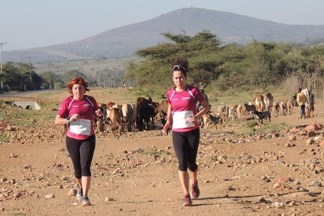 mónica batán y elena luna, de la ong española wanawake mujer, despidieron el año corriendo un maratón por el parque natural masai mara con el objetivo de reivindicar el fin de la mutilación genital femenina mgf, una práctica que afecta a más de 200 millones de niñas y mujeres en todo el mundo