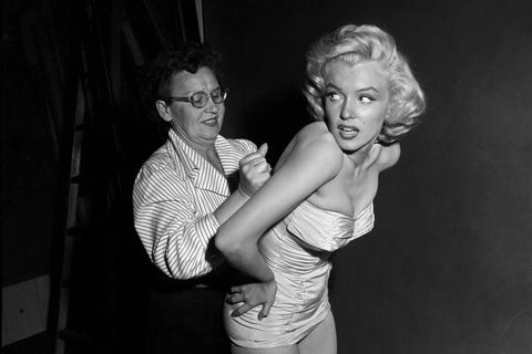 Marilyn Monroe Being Fitted into a Swimsuit marilyn enfundada en traje de baño