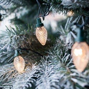 How To Decorate A Christmas Tree Like A Professional