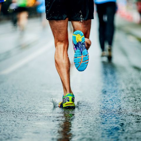 water sprays from under running shoes runner men