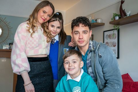 Клои, Изи, Томи и Донте позират като младо семейство на Waterloo Road, май 0001, петък, 25 ноември