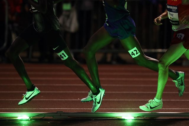 varios atletas corren al ritmo de las luces que marcan el ritmo como si fuera una liebre, la llamada wavelight technology