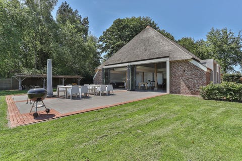 binnenkijken in een luxe woonboerderij met reusachtige tuin in peize