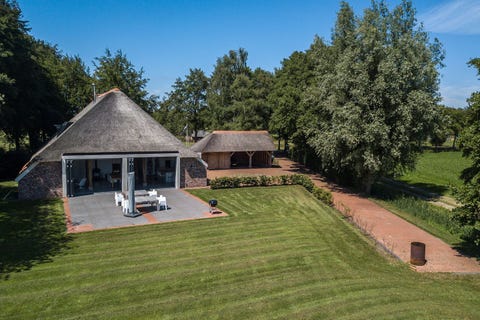 binnenkijken in een luxe woonboerderij met reusachtige tuin in peize