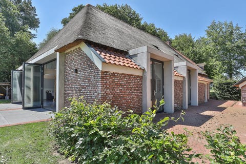 binnenkijken in een luxe woonboerderij met reusachtige tuin in peize