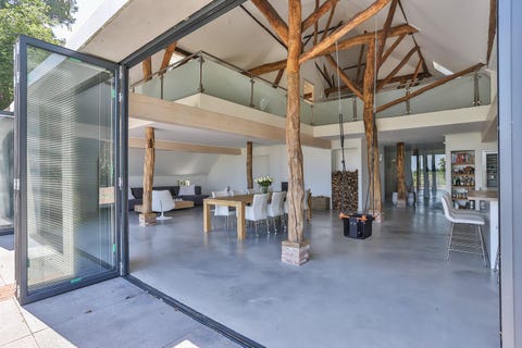 binnenkijken in een luxe woonboerderij met reusachtige tuin in peize