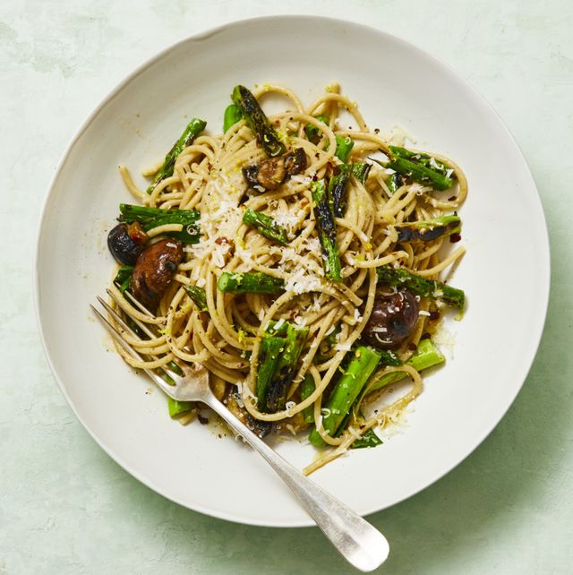 whole wheat spaghetti with grilled asparagus and scallions