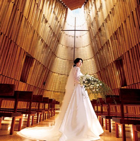 グランド ハイアット 東京のチャペルに立つウエディングドレス姿のモデル