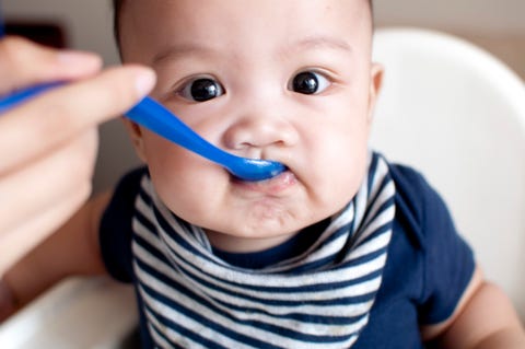 Feeding your baby: When to start with solid foods