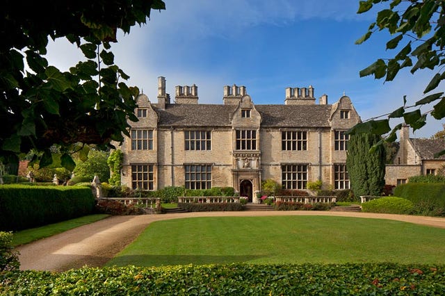 Move into a magnificent Oxfordshire manor