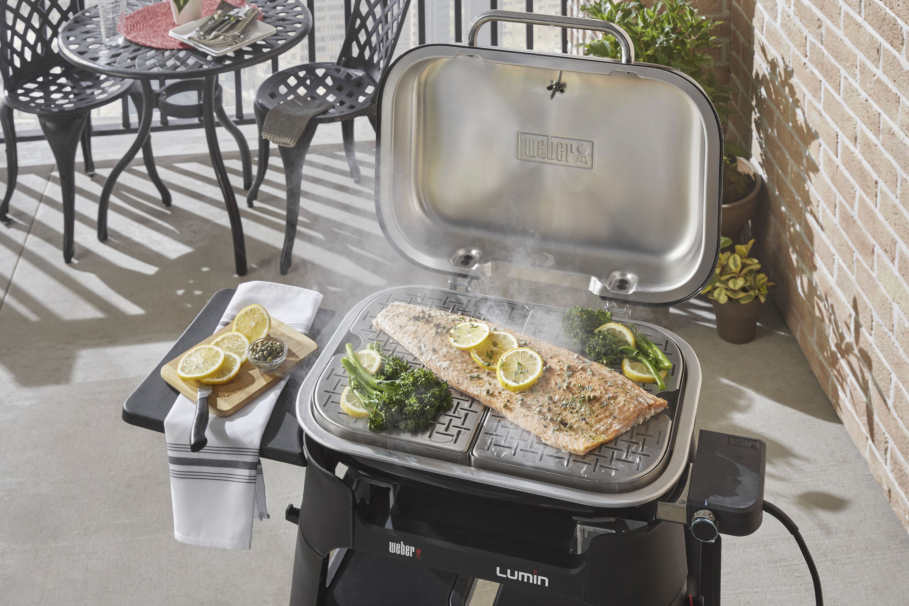 At vise temperament drivhus Weber Wants You to Go Electric with Its New Grill