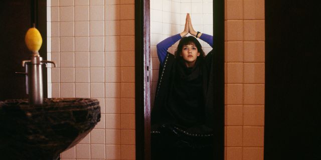 vrouw in lotushouding op toilet