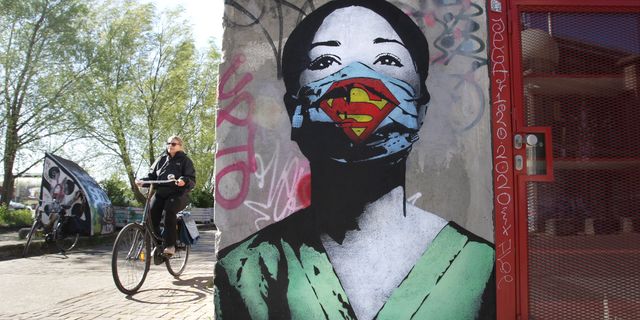 graffiti werk van verpleegster met superman mondkap gemaakt door artiest fake, in april 2020
