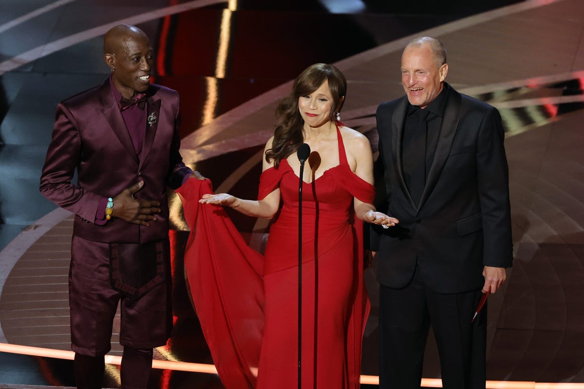 Rosie Perez affirme que Woody Harrelson et Wesley Snipes étaient « défoncés » aux Oscars