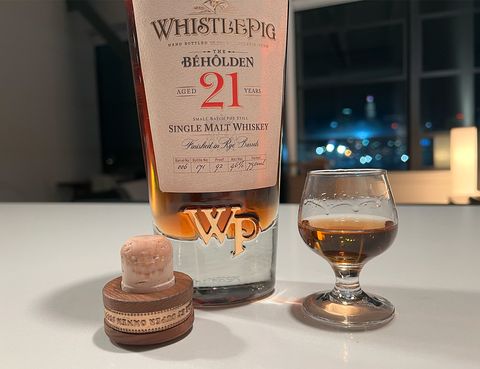 bir tadım bardağı ile bir tezgahta bir viski domuz viski şişesi