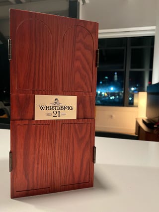 tezgahta bir Whistpig viski kutusu