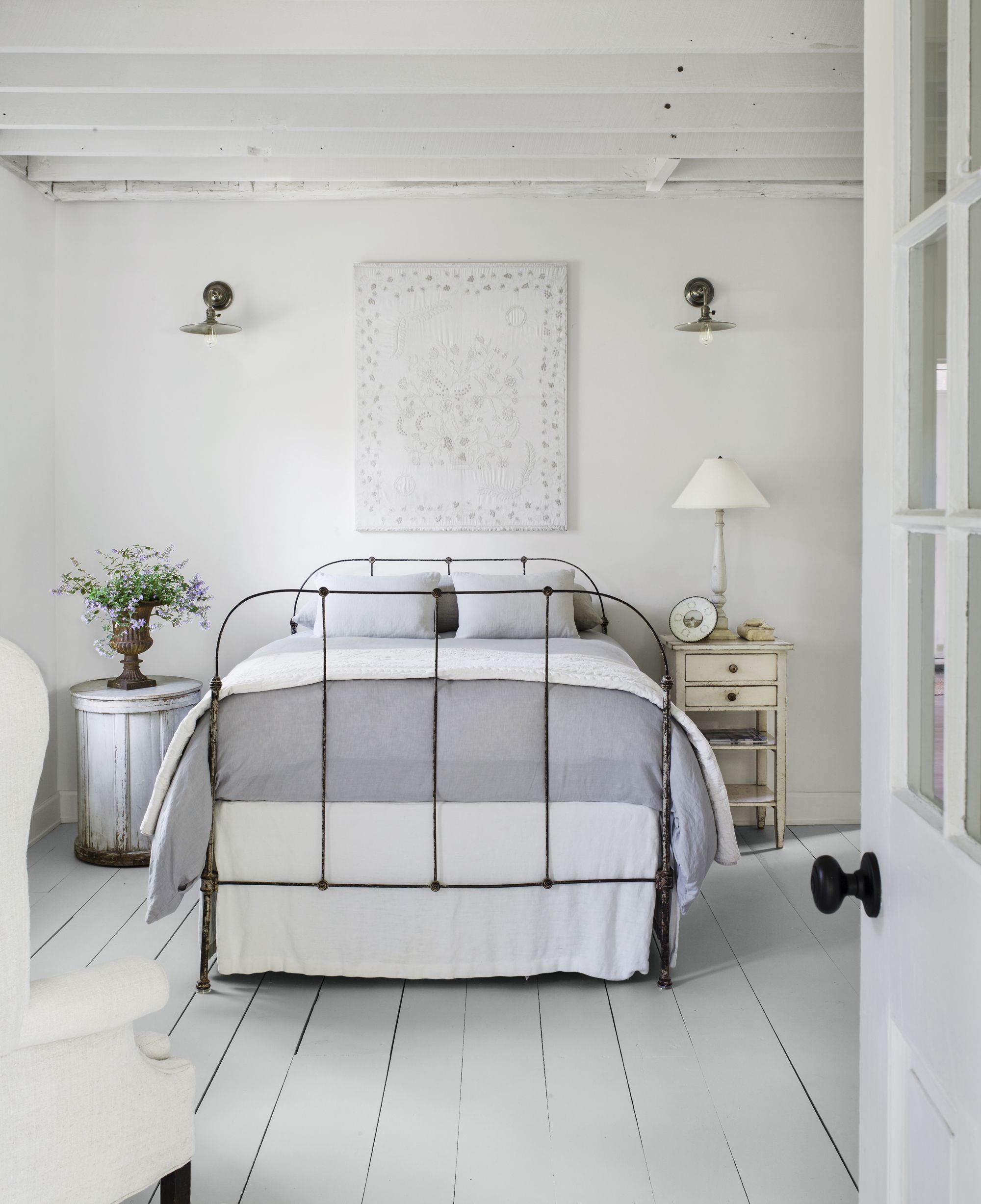 Featured image of post Bed Wood For Bedroom Walls White : Reclaimed pine drawers &amp; glossy white lacquer.