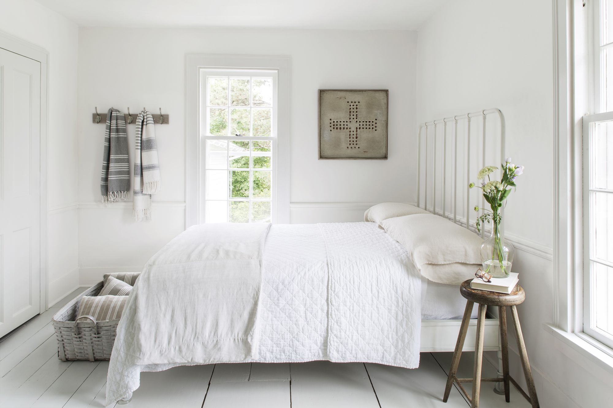 Featured image of post Small Bedroom Ideas With White Furniture - A bench with storage space at the window.