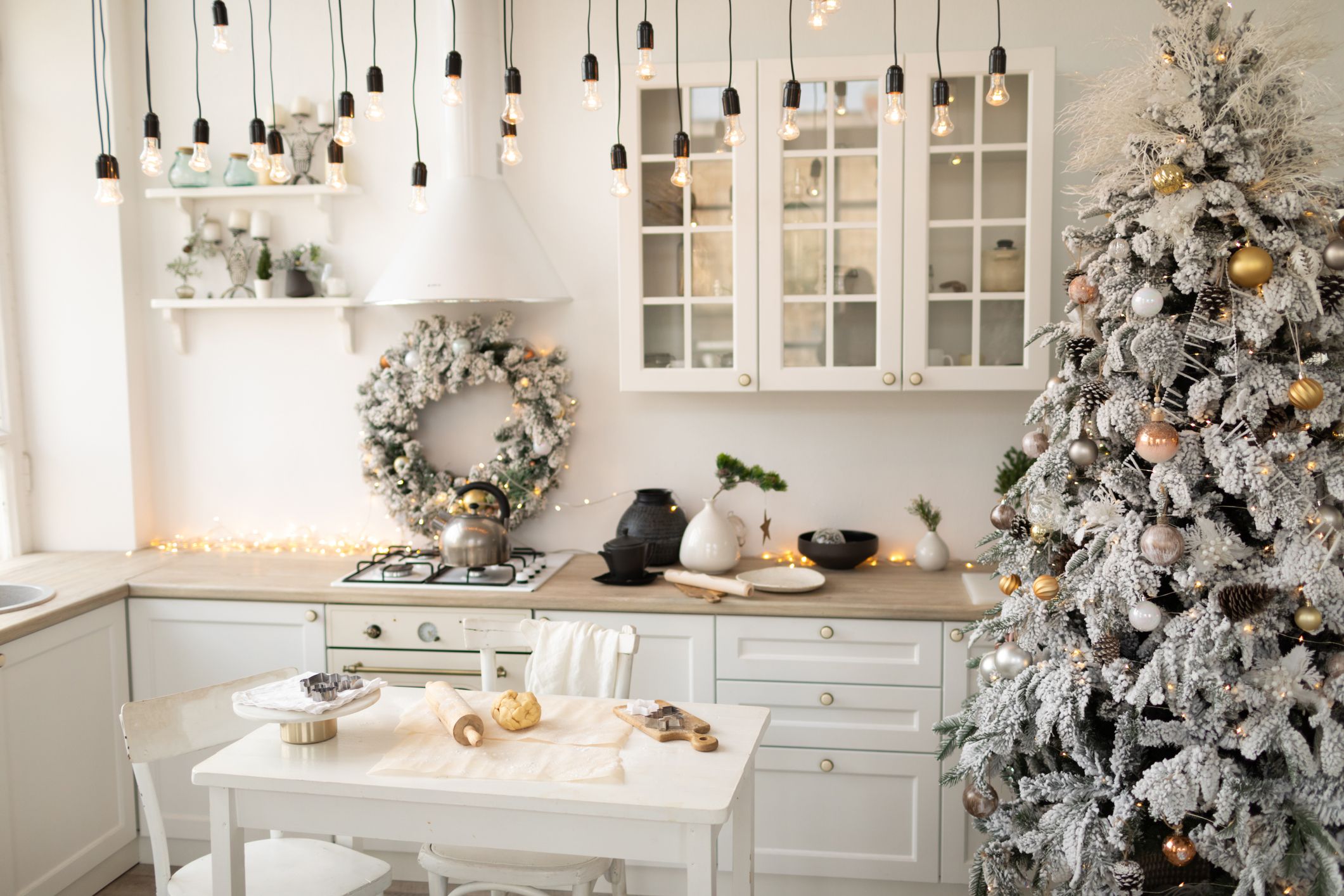 white xmas tree with gold and silver decorations