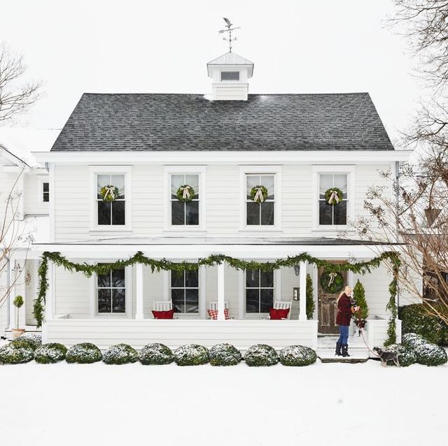 white farmhouse at christmas