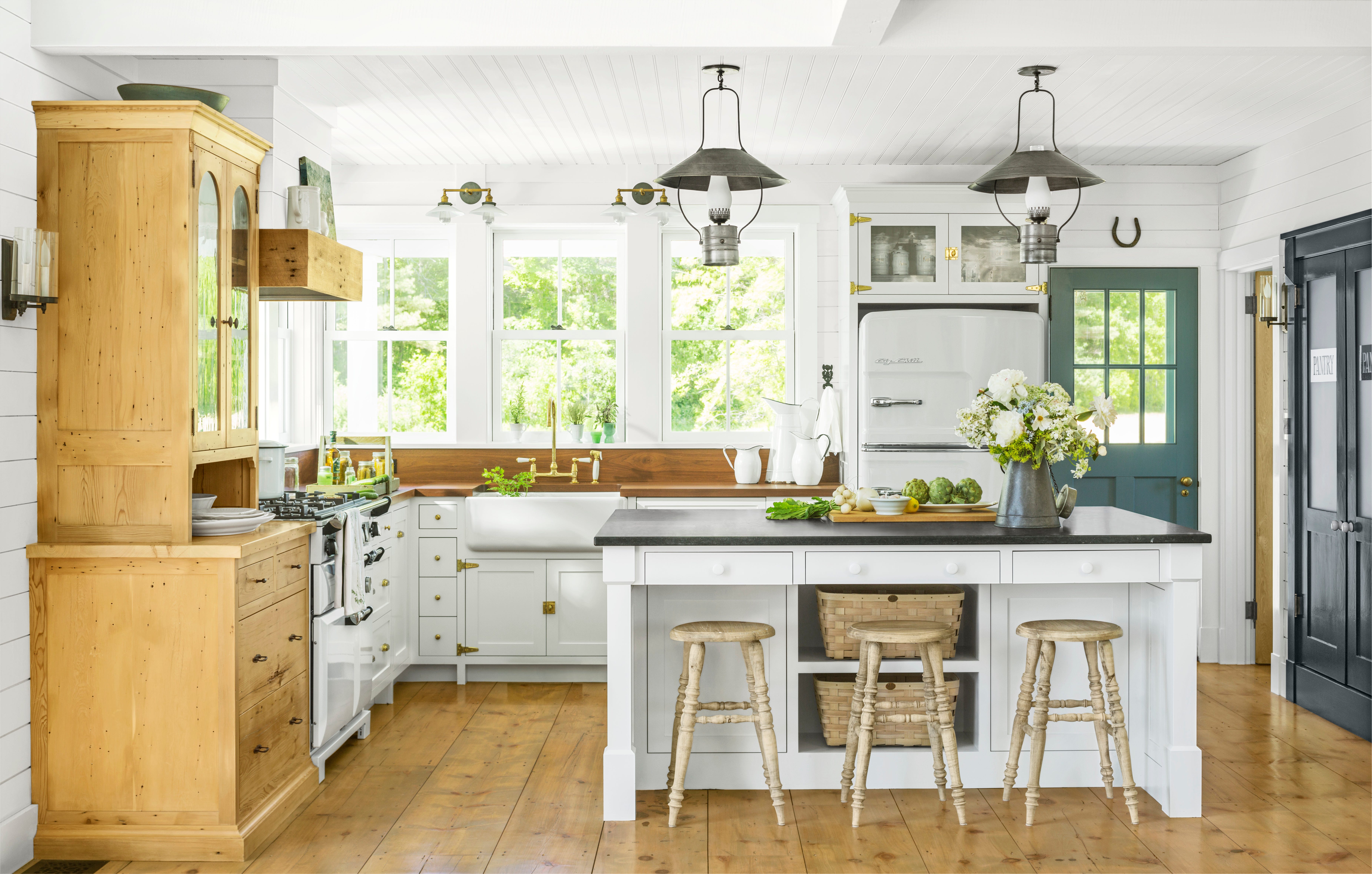 Here's Proof Farmhouse Kitchens Are the Best Kitchens!