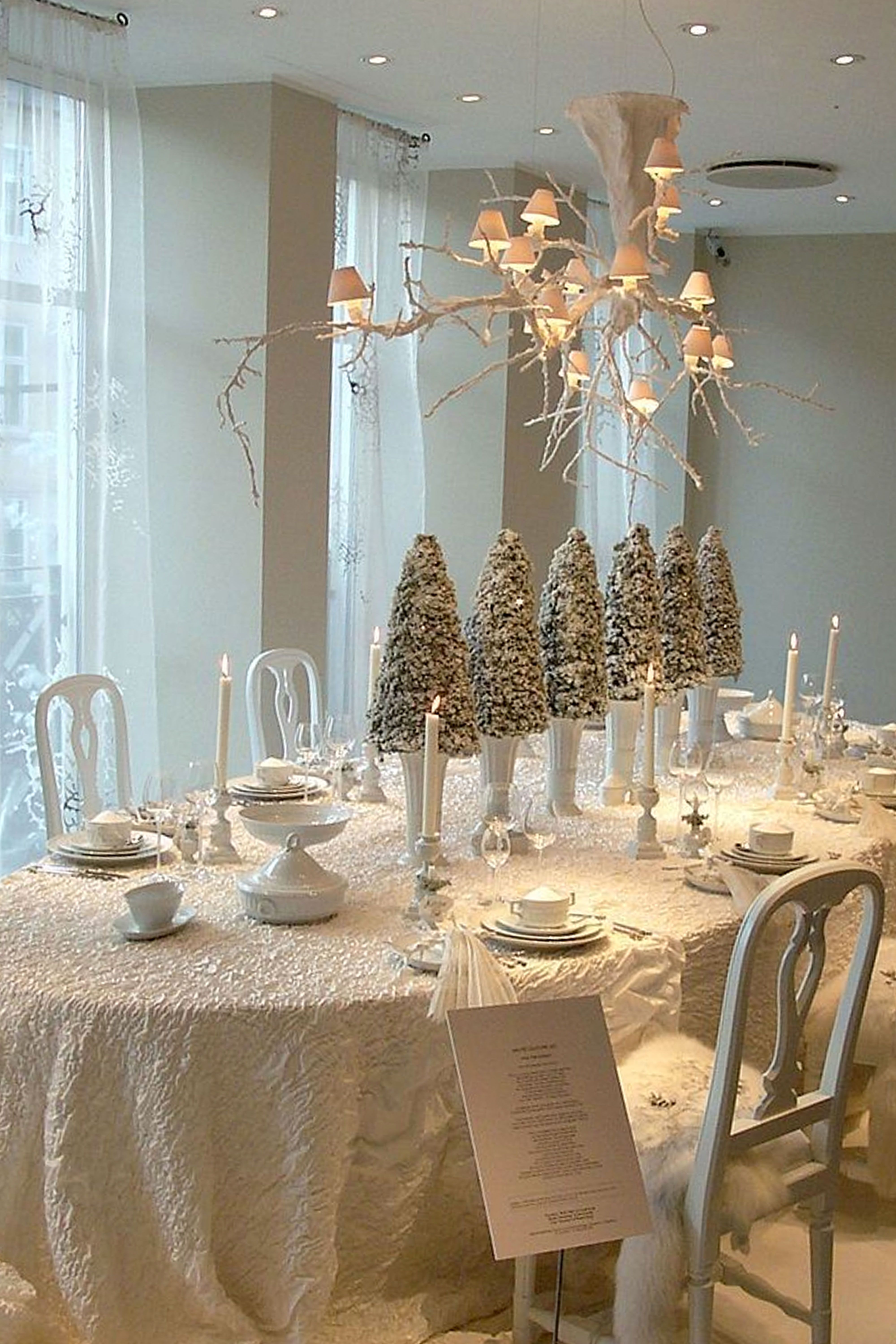 christmas dinner table setup