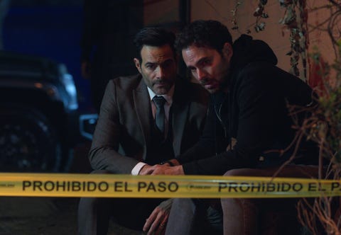 qui a tué sara saison 2 l à r luis roberto guzman comme lorenzo et manolo cardona comme alex dans l'épisode 202 de qui a tué sara saison 2 cr netflix © ️ 2021