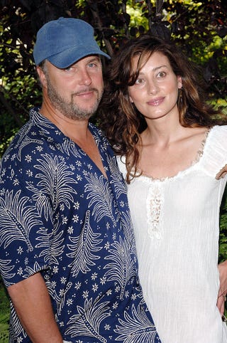 los angeles, ca 10 juli skuespiller william petersen l og hans kone gina cirone peterson delta på hancock park historisk bevaring fordel blokk fest på en privat bolig 10. juli 2005 i los angeles, california foto av stephen shugermangetty images