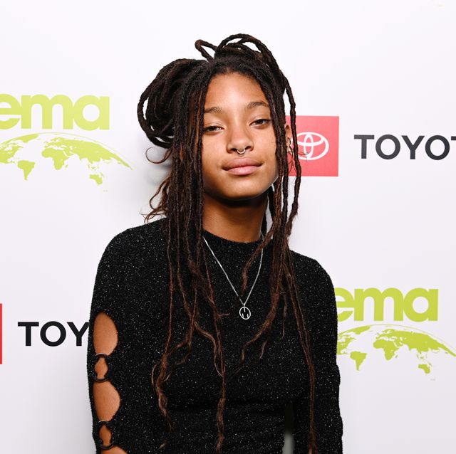 willow smith shaving head on stage