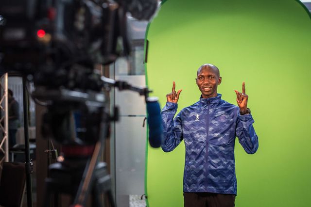 el explusmarquista mundial de maratón wilson kipsang posa en una sesión fotográfica antes del maratón de berlín