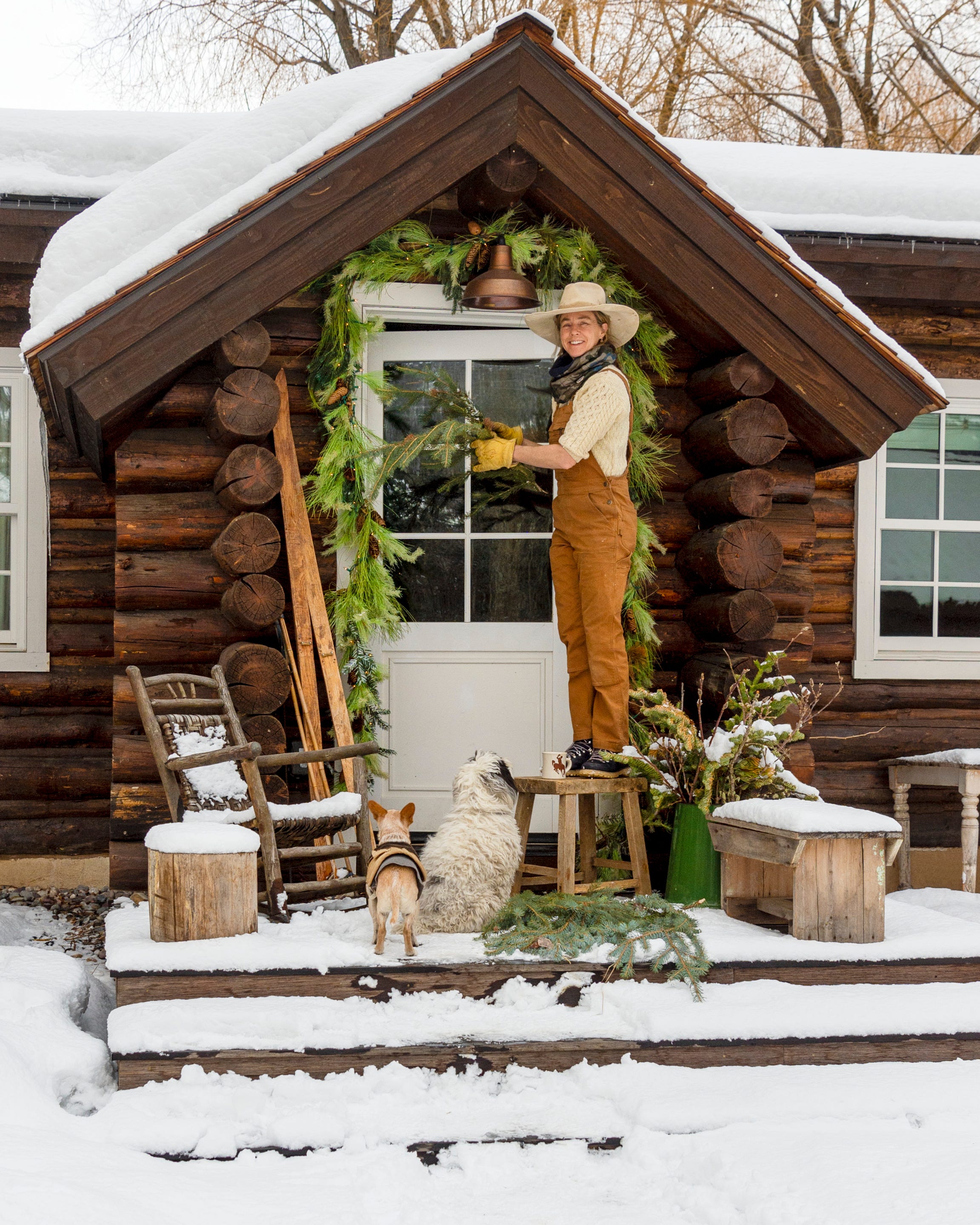 This Wyoming Log Cabin Cozies Up For the Holidays with a Mix of Rugged and Refined