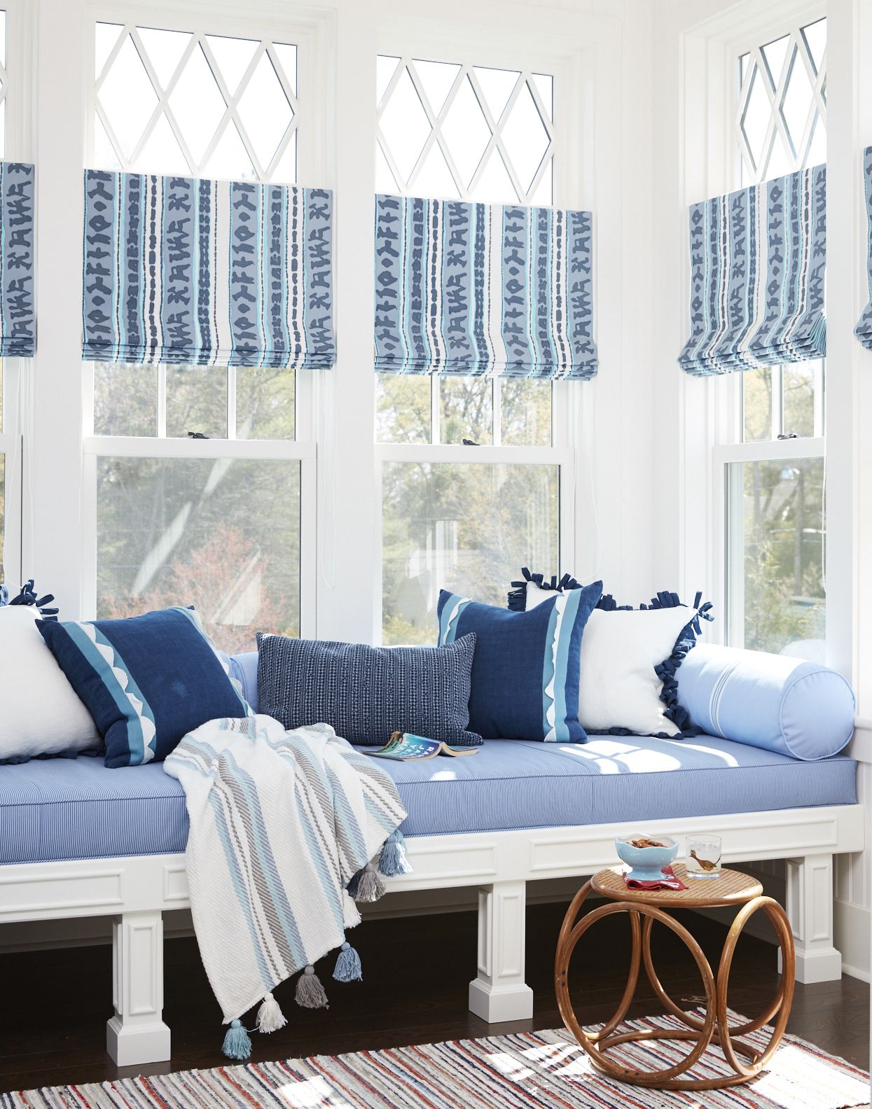 20 Beautiful Window Seat Ideas Best, Bay Window Bedroom Sofa