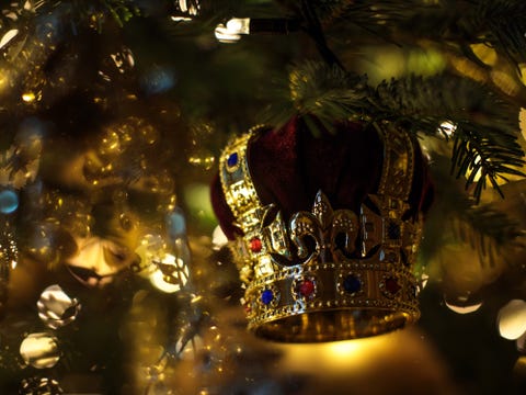 See the Queen's beautiful 20ft Christmas tree