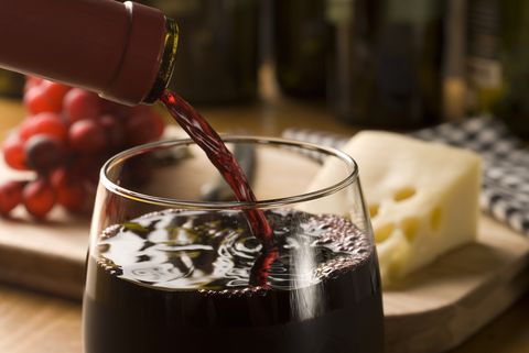 Verser du vin avec du fromage et des raisins