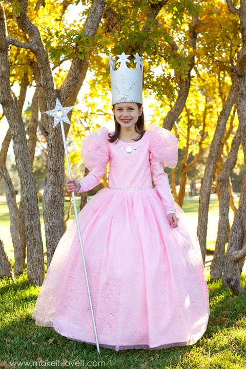 35 Diy Wizard Of Oz Halloween Costumes For Dorothy Scarecrow And The Whole Group 35 Diy Wizard Of Oz Halloween Costumes For Dorothy Scarecrow And The Whole Group