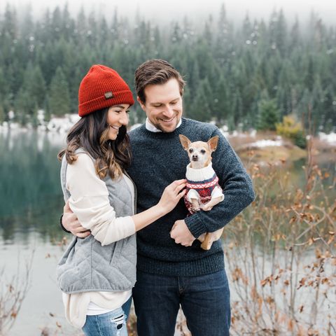 christmas card photo ideas   family photo shoot with dog outside