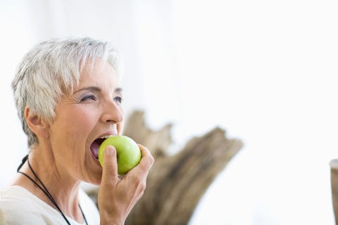 femme mangeant une pomme