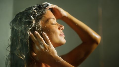 een vrouw wast haar haar