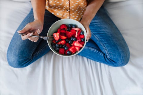 Cómo perder tres kilos de manera definitiva mujer tomando fruta