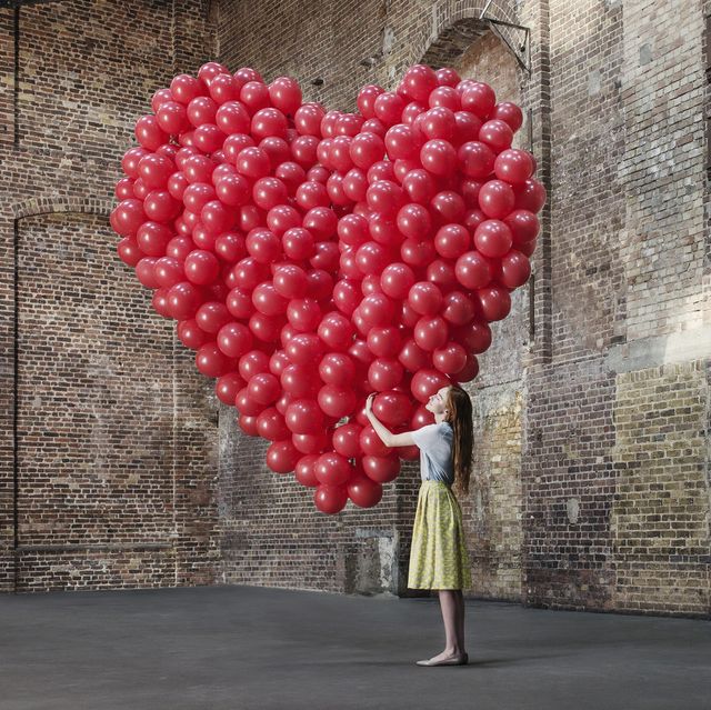 woman in warehouse with heart made of balloons 自己愛　セルフラブ