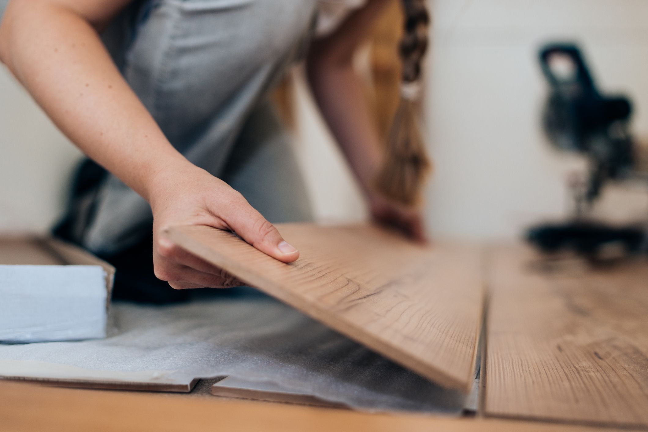 laying laminate wood flooring