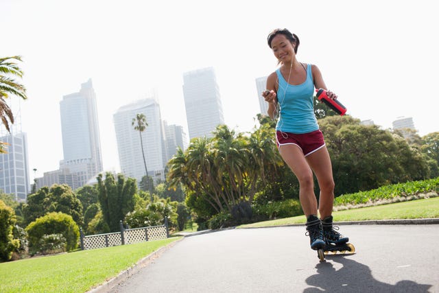 How To Rollerblade If You Re A Beginner And The Gear To Wear