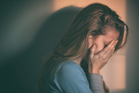 從雪莉到具荷拉自殺事件，我們都該學會預防憂鬱症的4個步驟